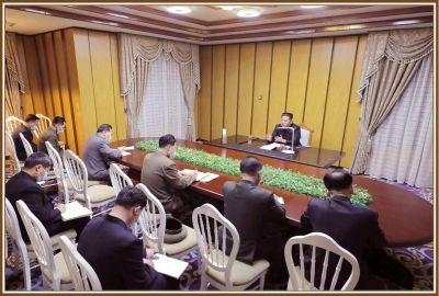 Уважаемый Ким Чен Ын в Государственном чрезвычайном противоэпидемическом штабе ознакомляется с чрезвычайной противоэпидемической ситуацией во всей стране. 12 мая 111 года чучхе (2022).
Лидер страны осветил волю, стратегию и тактику ЦК партии, решившего сориентировать к победе войну против эпидемии.