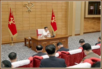 Уважаемый Ким Чен Ын руководит совещанием Политбюро ЦК ТПК. 29 мая 111 года чучхе (2022).
Совещание рассмотрело вопрос эффективного, срочного урегулирования и введения в практику противоэпидемических правил и инструкций с учетом улучшающейся ситуации в предотвращении распространения инфекционной болезни.