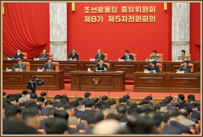 Уважаемый Ким Чен Ын ведет работу расширенного заседания V Пленума ЦК ТПК восьмого созыва. Июнь 111 года чучхе (2022).
Пленум, проходивший с 8 по 10 июня, обсудил в качестве третьего пункта повестки дня вопрос «О задачах по урегулированию нынешней чрезвычайной противоэпидемической ситуации и наращиванию государственной противоэпидемической способности». Пленум единодушно принял постановление «О принятии решительных мер по необычайному повышению государственной противоэпидемической способности».