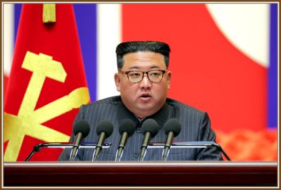 Уважаемый Ким Чен Ын выступает с важной речью на историческом заседании по подведению итогов максимально чрезвычайной противоэпидемической войны, на котором провозглашает ее победу. 10 августа 111 года чучхе (2022).
Лидер страны, обзорно проанализировав состояние противоэпидемической ситуации до того дня после введения в действие МЧПС, от имени ЦК партии и правительства Республики торжественно провозгласил, что завоевана победа в максимально чрезвычайной противоэпидемической войне, направленной на истребление проникшего на территорию страны COVID-19 и охрану жизни и здоровья населения.