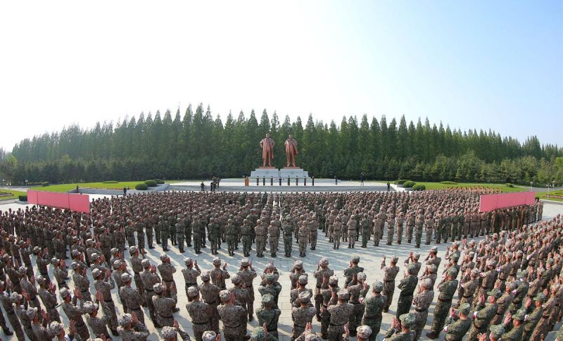 16 мая в Минобороны состоялось собрание бойцов военно-медицинской службы КНА, на котором они поклялись с честью выполнить порученные им почетные задачи в борьбе за обуздание кризиса здравоохранения в столице.