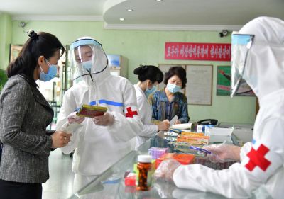 Бойцы военно-медицинской службы КНА круглосуточно снабжали жителей медикаментами.