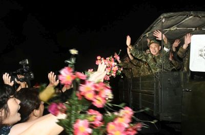 С теплотой души жители провожают бойцов военно-медицинской службы, победителей большой чрезвычайной войны против эпидемии.