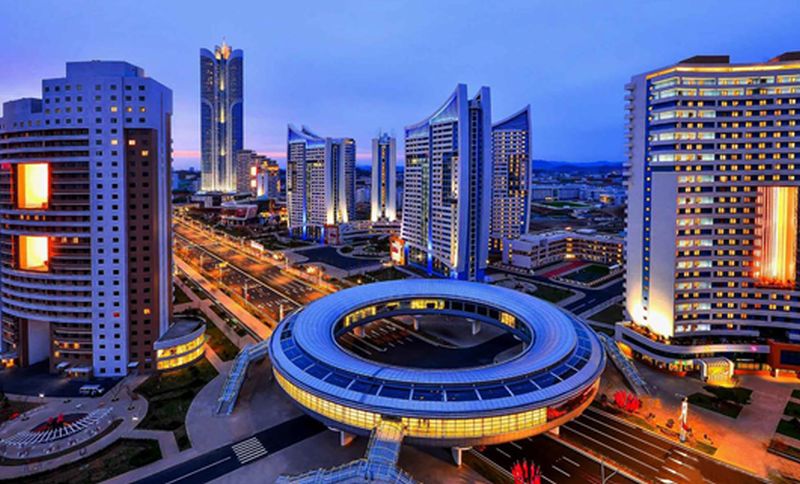 Ночная панорама улицы Сонхва, вступившей в строй в апреле с. г.