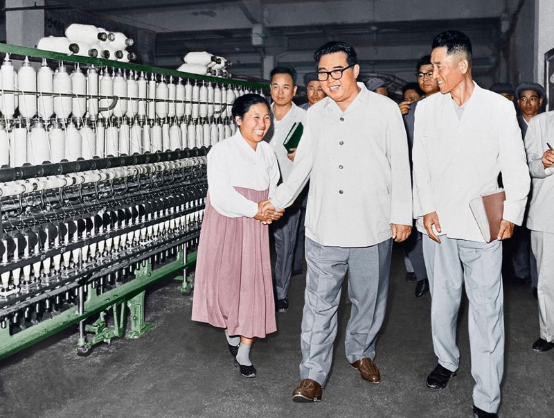 Великий Ким Ир Сен руководит на месте работой Кусонской текстильной фабрики. Сентябрь 60 г. чучхе (1971).