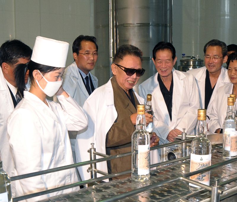 Великий Ким Чен Ир руководит на месте работой Тэдонганской пищевой фабрики. Сентябрь 98 г. чучхе (2009).