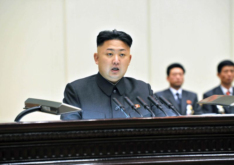Уважаемый Ким Чен Ын выступает с речью на IV слете секретарей ячеек Трудовой партии Кореи. Январь 102 г. чучхе (2013). Ким Чен Ын подчеркнул, что вся партия должна поклоняться народу, как небу, и самоотверженно служить народу.
