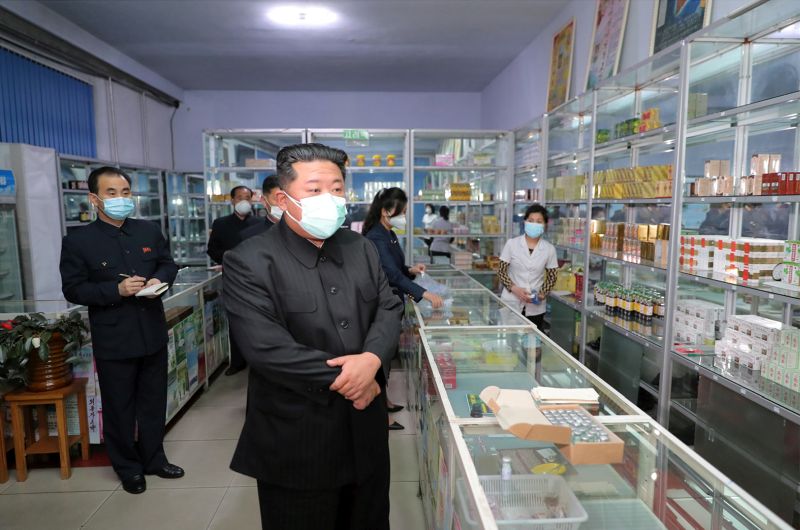 Ким Чен Ын в аптеках в г. Пхеньяне ознакомляется с положением снабжения медикаментами. Май 111 г. чучхе (2022).