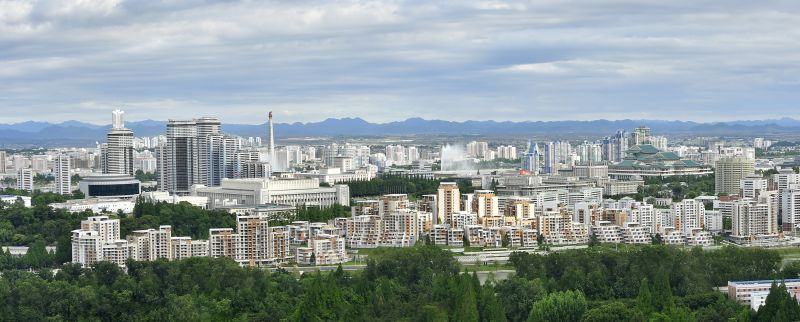 Новый террасный жилой сектор на набережной реки Потхон в центре Пхеньяна.