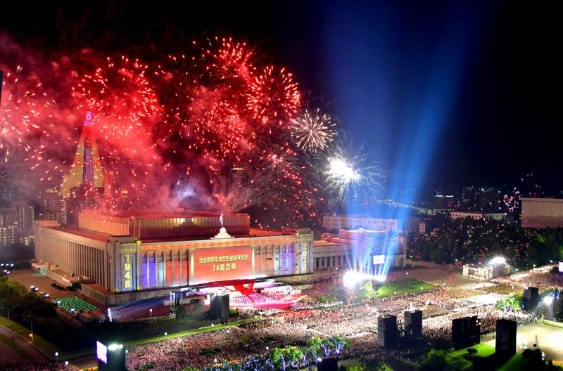 Торжественный вечер в честь 74-летия основания КНДР.