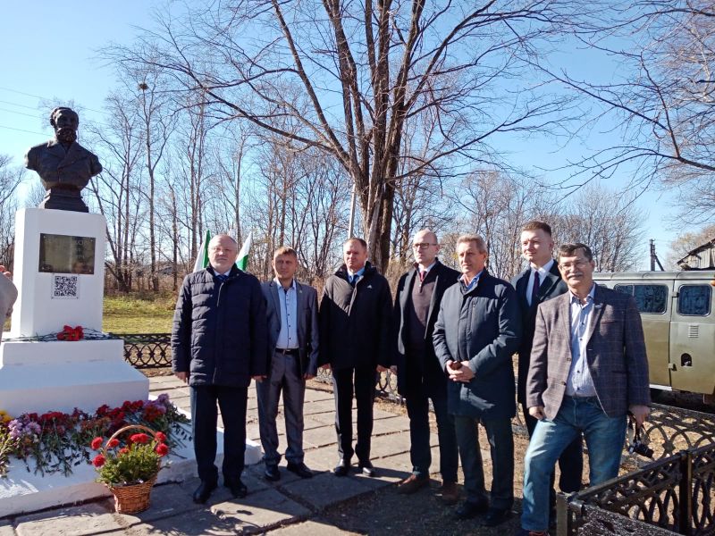 В Хабаровском крае открыли памятник знаменитому путешественнику Михаилу Венюкову