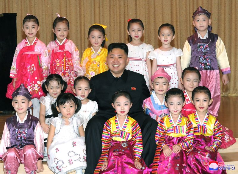 Уважаемый Ким Чен Ын вместе с детьми