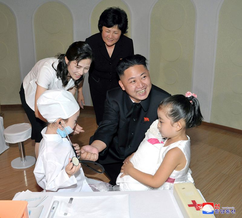 Уважаемый Ким Чен Ын посещает Кёнсанский детский сад.
Июль 101 г. чучхе (2012).