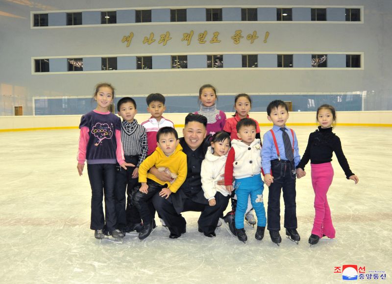 Уважаемый Ким Чен Ын вместе с детьми на Народном
открытом катке. Ноябрь 101 г. чучхе (2012).