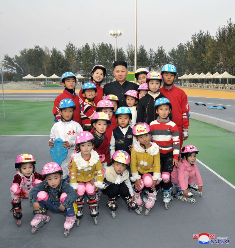 Уважаемый Ким Чен Ын вместе с детьми на роликодроме.
Ноябрь 101 г. чучхе (2012).