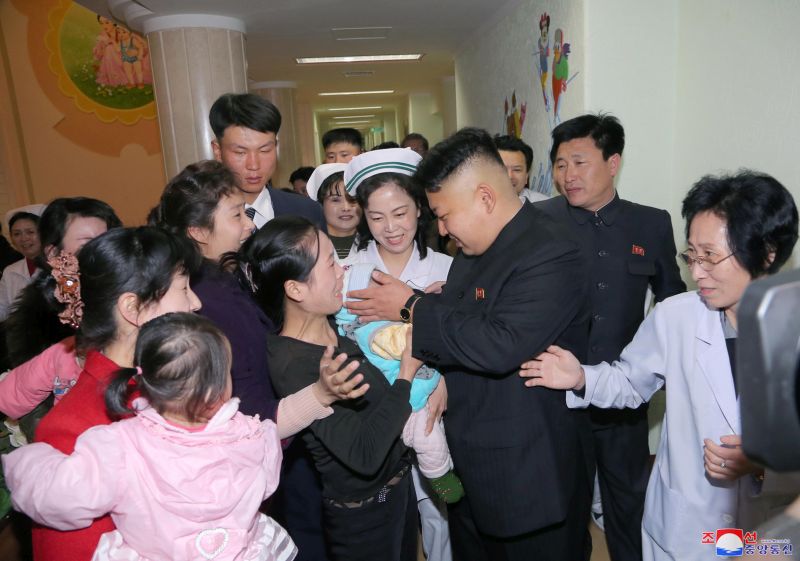 Уважаемый Ким Чен Ын посещает Детскую больницу
«Окрю». Март 103 г. чучхе (2014).