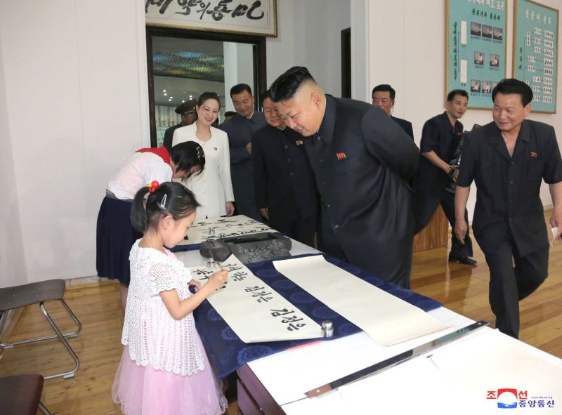 Уважаемый Ким Чен Ын – в Мангендэском дворце
школьников. Май 103 г. чучхе (2014).