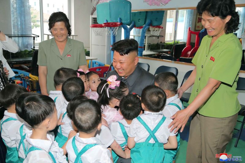 По случаю Международного дня защиты детей уважаемый
Ким Чен Ын посещает Пхеньянский детдом-сад и желает
счастья воспитанникам. Июнь 103 г. чучхе (2014).
