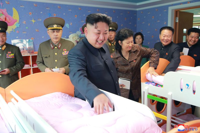 Уважаемый Ким Чен Ын посещает новопостроенный
Пхеньянский дом ребенка и детдом-сад. Октябрь 103 г.
чучхе (2014).