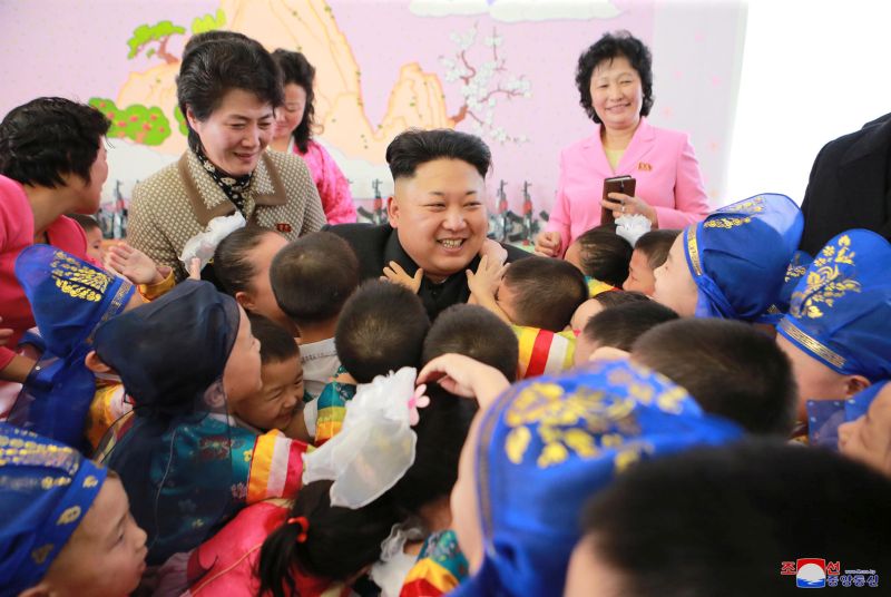 По случаю Нового года уважаемый Ким Чен Ын посещает
Пхеньянский дом ребенка и детдом-сад и поздравляет
воспитанников с праздником. Январь 104 г. чучхе (2015).