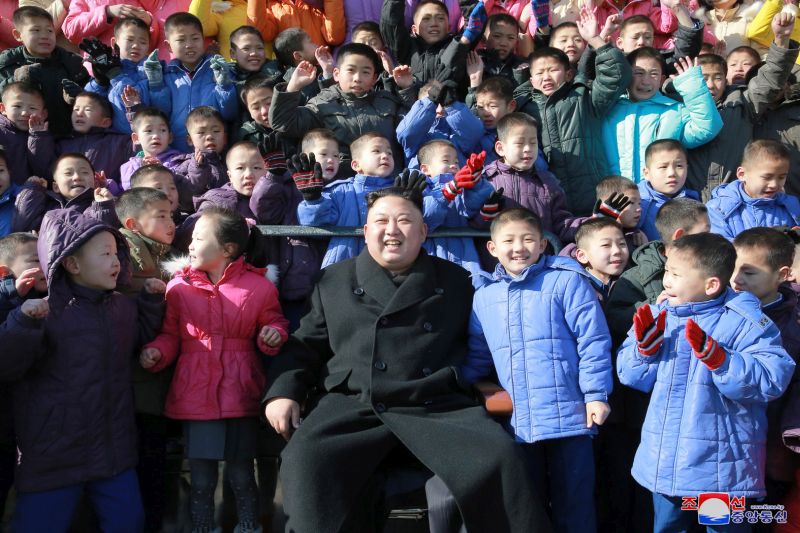 Уважаемый Ким Чен Ын вместе с воспитанниками
Пхеньянской начальной школы-интерната для сирот.
Февраль 106 г. чучхе (2017).
