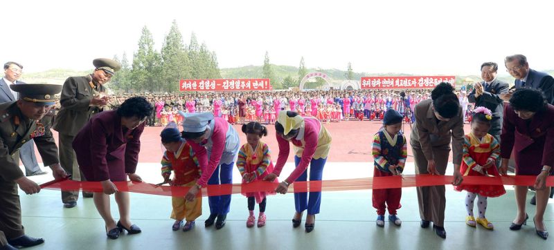 На церемонии вступления в эксплуатацию Вонсанского
дома ребенка и детдома-сада воспитанники разрезают ленту.
