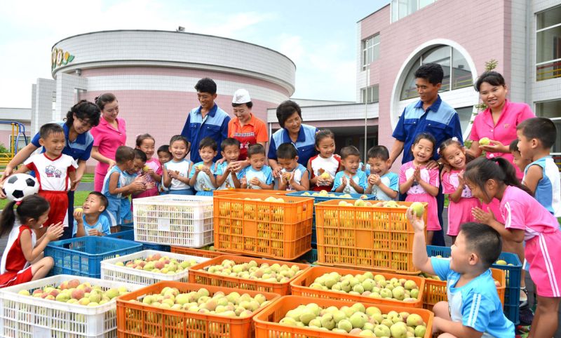 Государство приоритетно снабжает воспитанников свежими
фруктами.