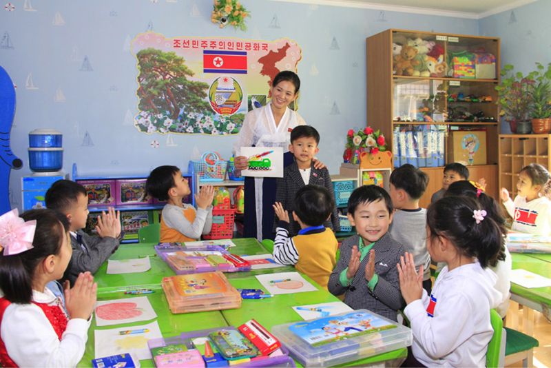 Время рисования. Все детсадовцы страны получают школьные принадлежности.