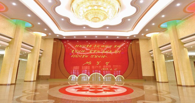 Центральный холл Мангендэского дворца школьников.