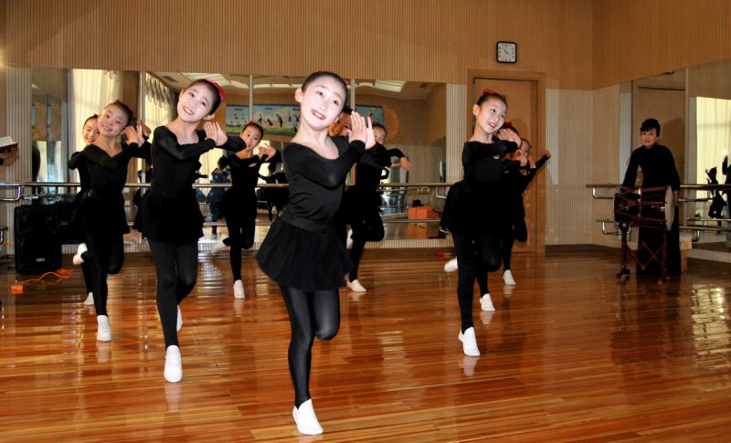 Члены танцевального кружка Мангендэского дворца
школьников.