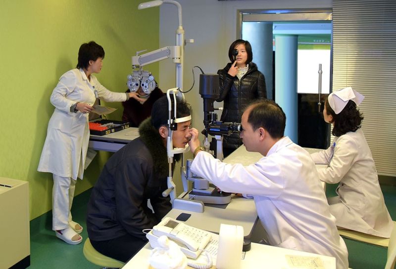 В Объединенной офтальмологической больнице «Рюгён».
Государство осуществляет бесплатное медобслуживание во всей стране, прилагает первоочередные усилия к укреплению материально-технической базы в области здравоохранения, также к профилактике и лечению людей, чтобы они не заболевали