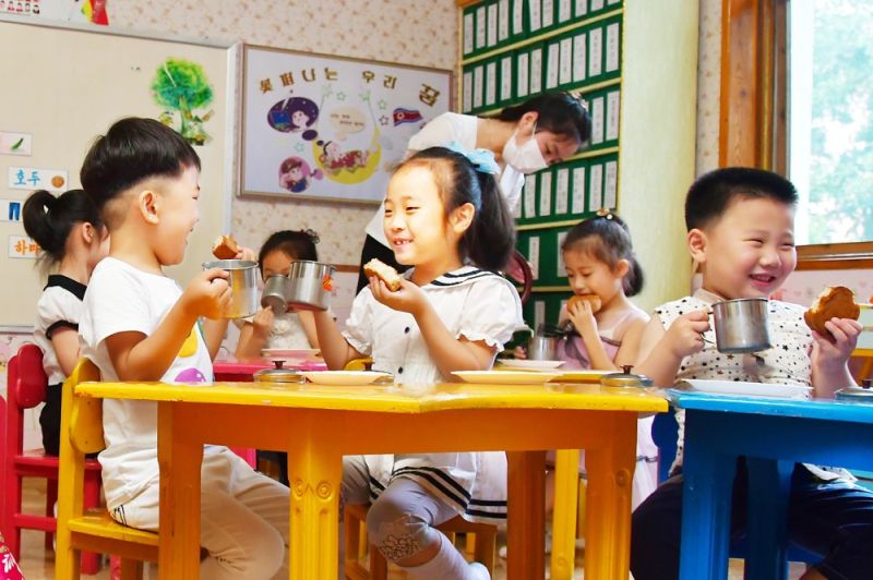 По мероприятиям государства регулярно снабжают детей молочными изделиями. На VI сессии ВНС КНДР четырнадцатого созыва принят Закон КНДР о воспитании детей, который создал гарантию для обеспечения детей всей страны улучшенными условиями для их выращивания