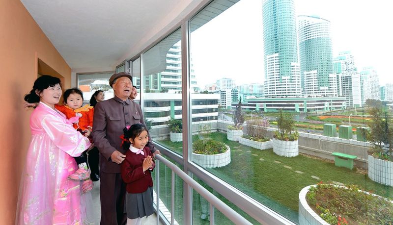 Государство бесплатно выдает трудящимся современные жилые дома