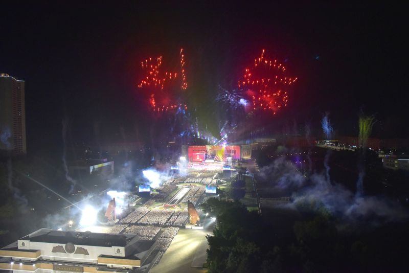 Произведен праздничный салют.