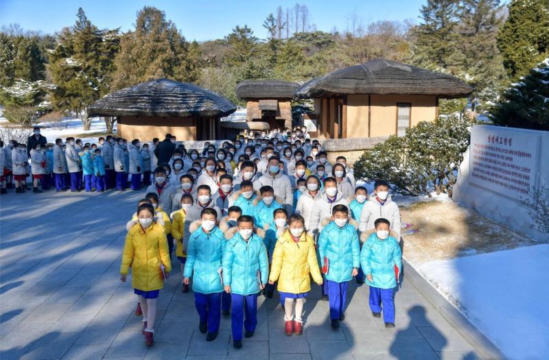 Делегаты IX съезда Детского союза Кореи посещают
родной дом Ким Ир Сена в Мангендэ.