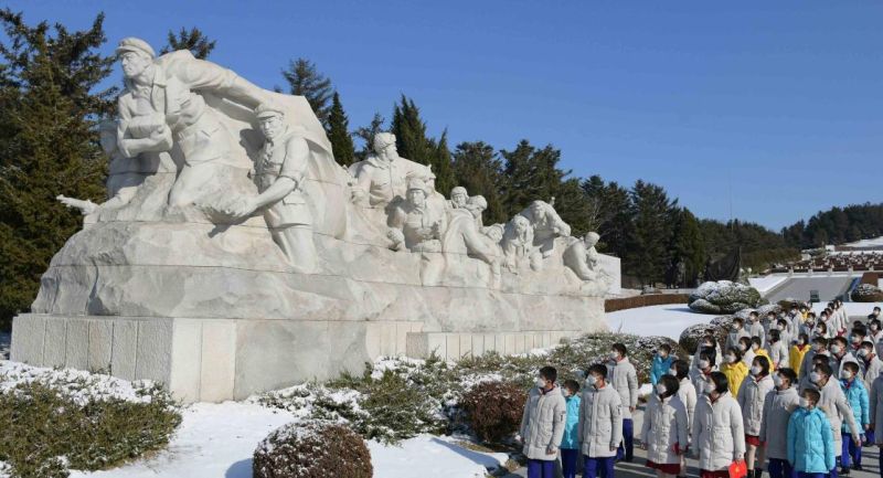 Детсоюзовцы учатся благородному духу у антияпонских революционеров-предшественников, без колебания отдавших свою жизнь для освобождения страны.
