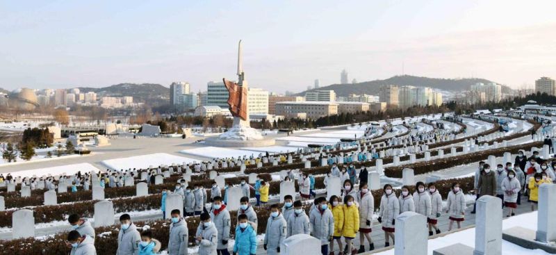 Делегаты-детсоюзовцы – на Кладбище участников
Отечественной освободительной войны.