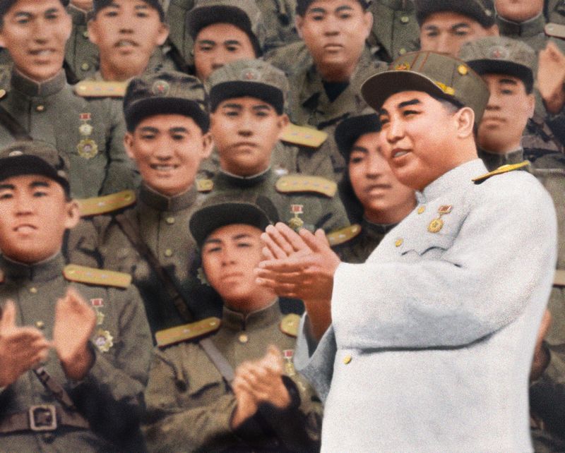 Ким Ир Сен вместе с Героями КНДР. Август 42 г. чучхе (1953).