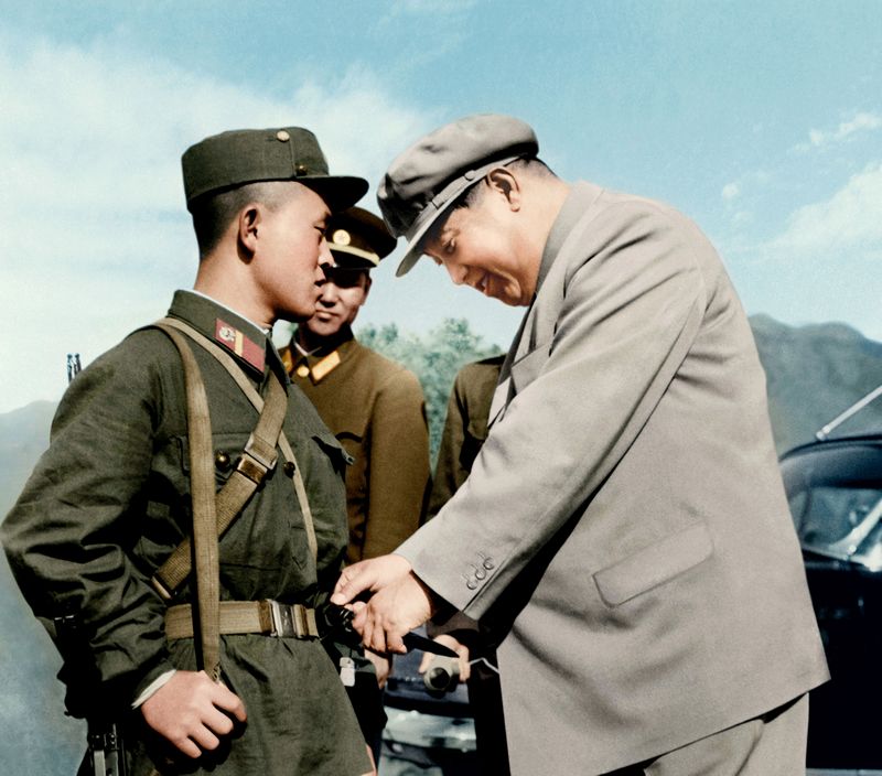 Ким Ир Сен ознакомляется со снаряжением солдата Народной Армии. Май 54 г. чучхе (1965).