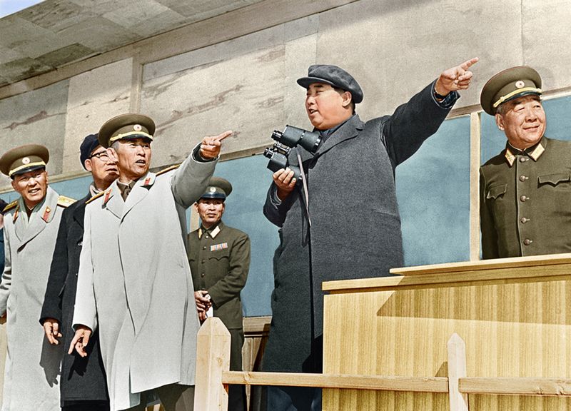 Ким Ир Сен руководит на месте совместными военными учениями соединений КНА. Октябрь 59 г. чучхе (1970).