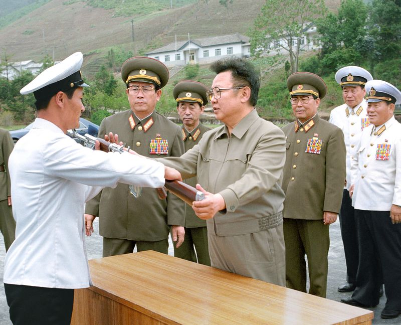 Ким Чен Ир вручает оружие в войсковой части ВМС КНА. Июнь 86	г. чучхе (1997).