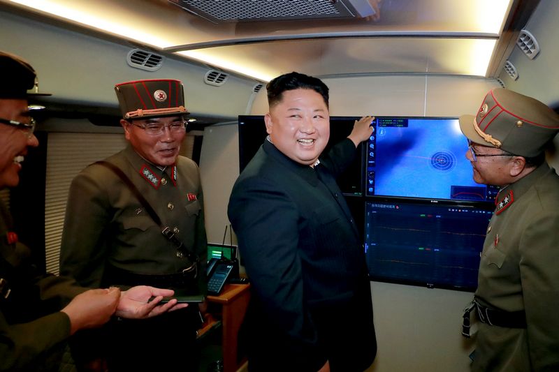 Ким Чен Ын руководит испытательной стрельбой из крупнокалиберного управляемого реактивного орудия нового типа. Август 108 г. чучхе (2019).