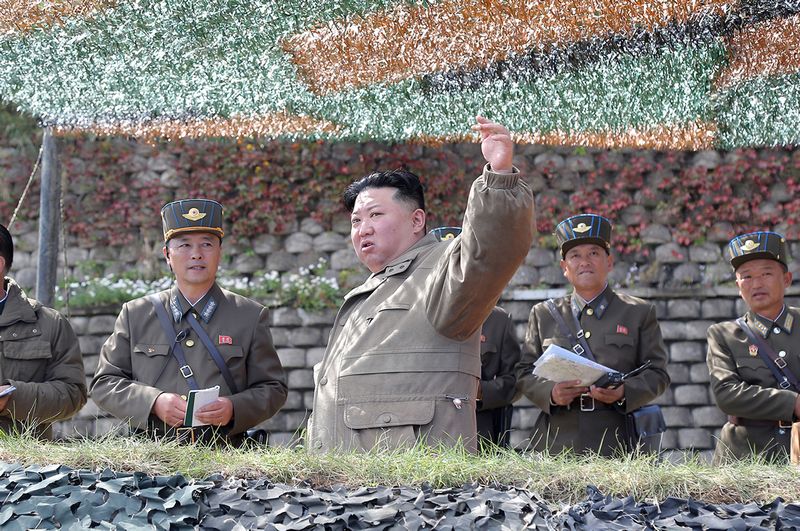 Ким Чен Ын руководит учениями авиаотрядов ВВС КНА по нанесению огневого удара. Октябрь 111 г. чучхе (2022).