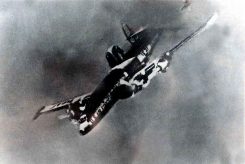 Американский крупный разведывательный самолет «ЕС - 121», вторгшийся в воздушное пространство КНДР, сбит КНА. Апрель 1969 г.