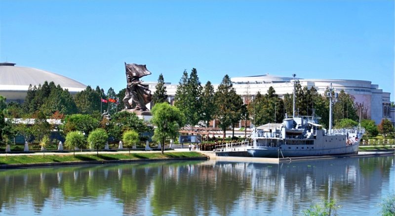 Американский вооруженный шпионский корабль «Пуэбло», 
прикованный к берегу реки Потхон.