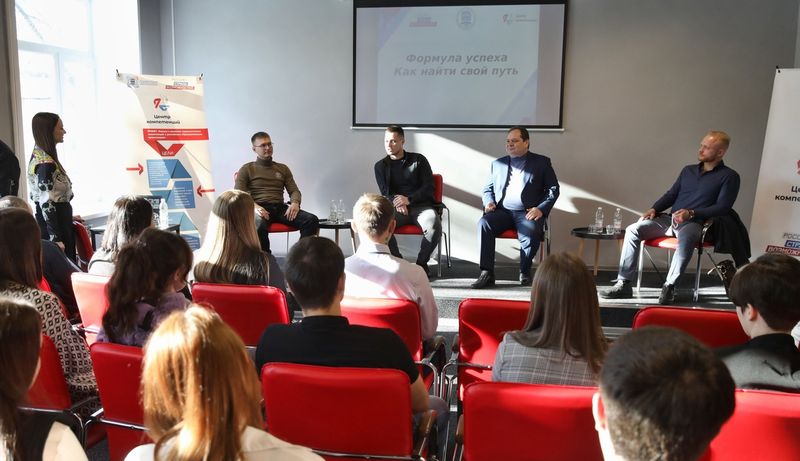 Губернатор ЕАО Ростислав Гольдштейн и предприниматели Биробиджана провели открытый диалог со студентами Приамурского государственного университета