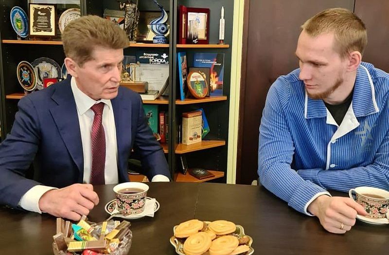 Олег Кожемяко вручил знак «Герой Приморья» участнику СВО Владимиру Апанасенко