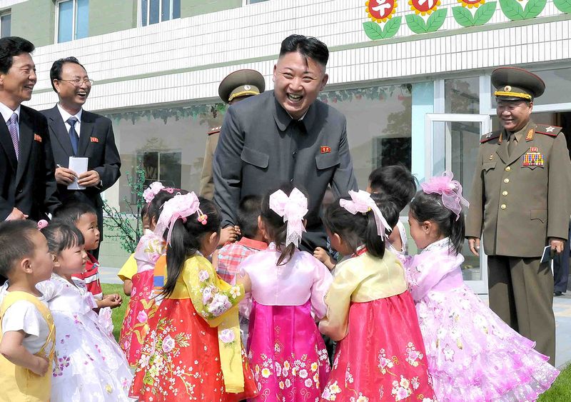 Ким Чен Ын посетил ясли при Пхеньянской фабрике
основных приправ. Июнь 102 г. чучхе (2013).
