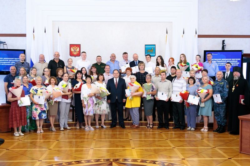 Торжественная церемония вручения наград Еврейской автономной области и поощрений губернатора прошла в областном правительстве (нажмите, чтобы увеличить)