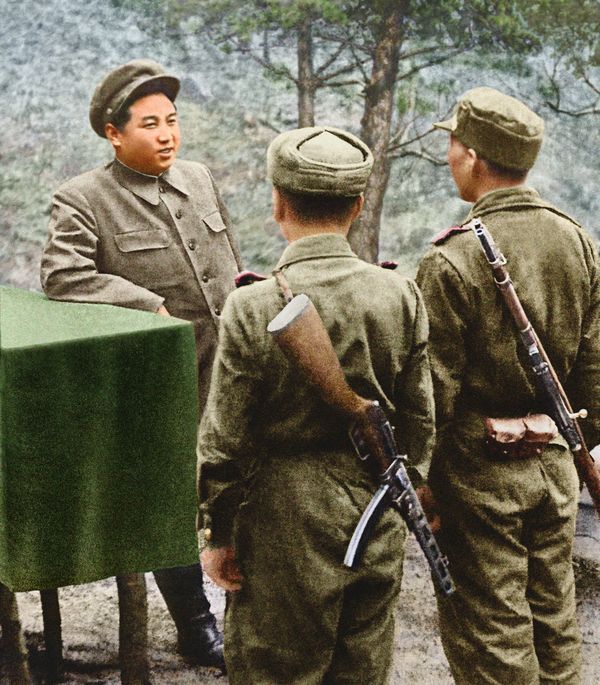 Ким Ир Сен беседует с бойцами Народной Армии. Апрель 40 г. чучхе (1951).